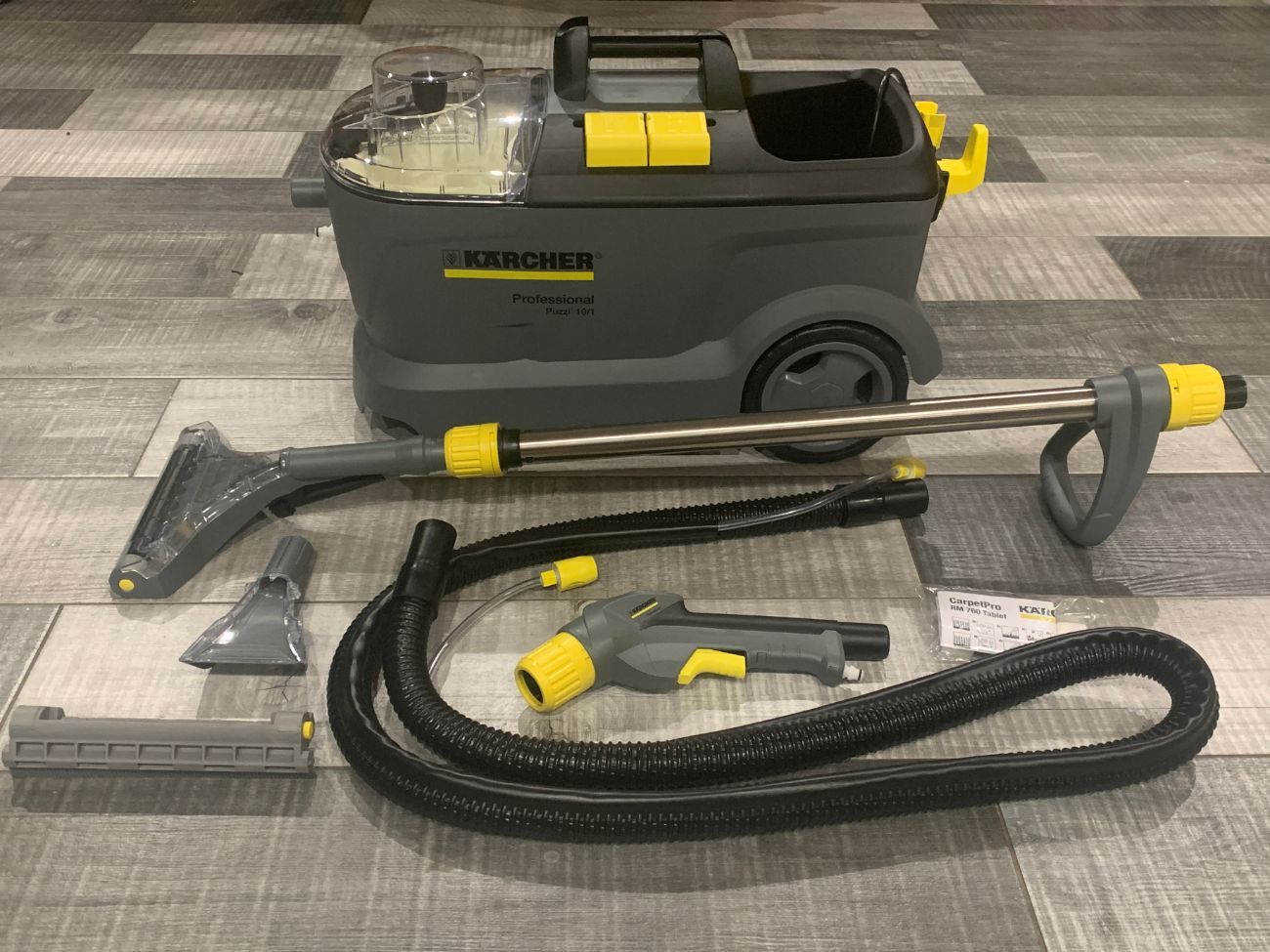 Stroj na čištění koberců značky Karcher